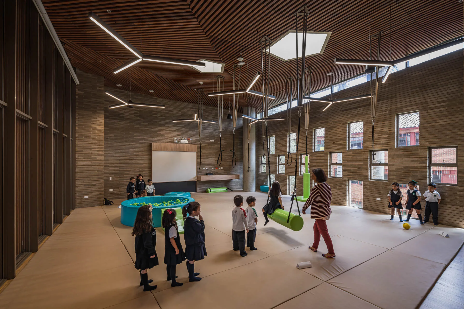 El edificio del jardín infantil integrado en la zona campestre y arbolada de Chía.
